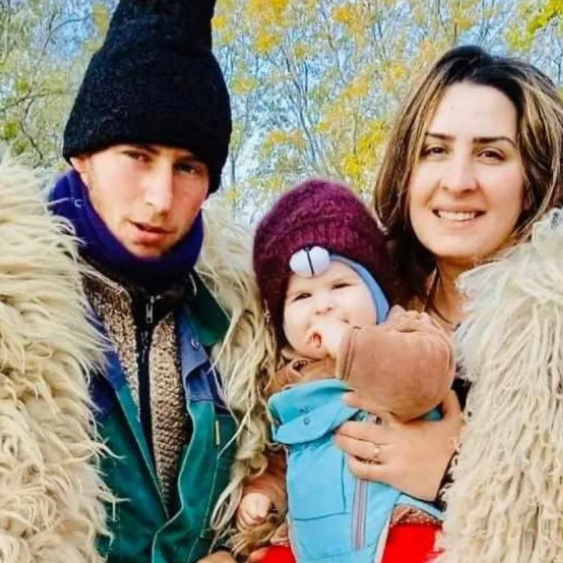 Cristina Teleanu și soțul său, alături de copilul lor. Sursă foto: Kanal D.